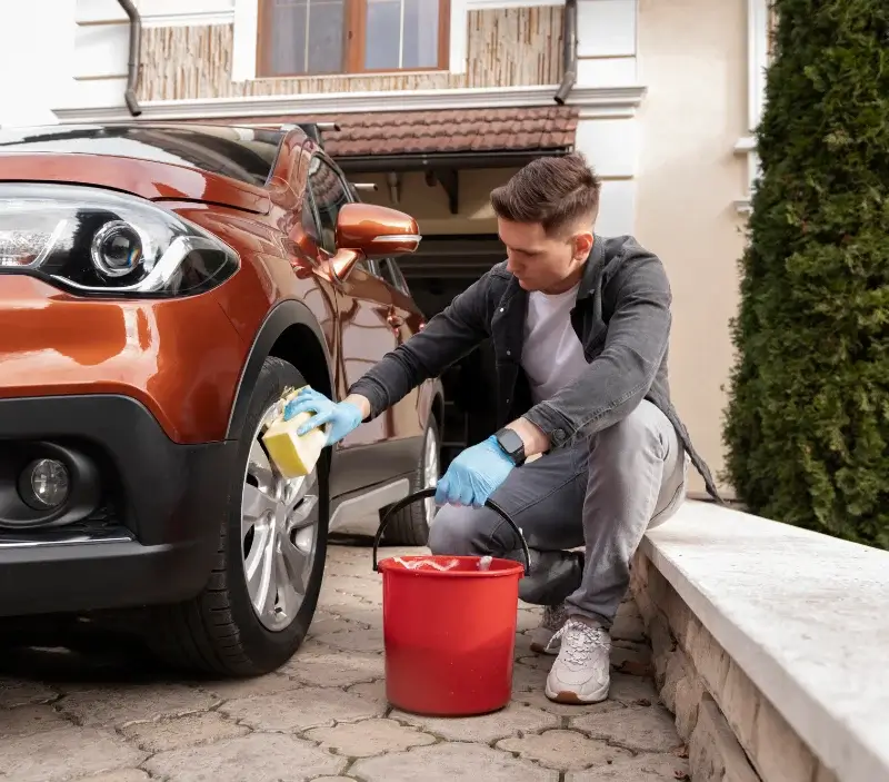 Lavage auto à domicile Val-d'Isère : professionnel intervenant sur un véhicule
